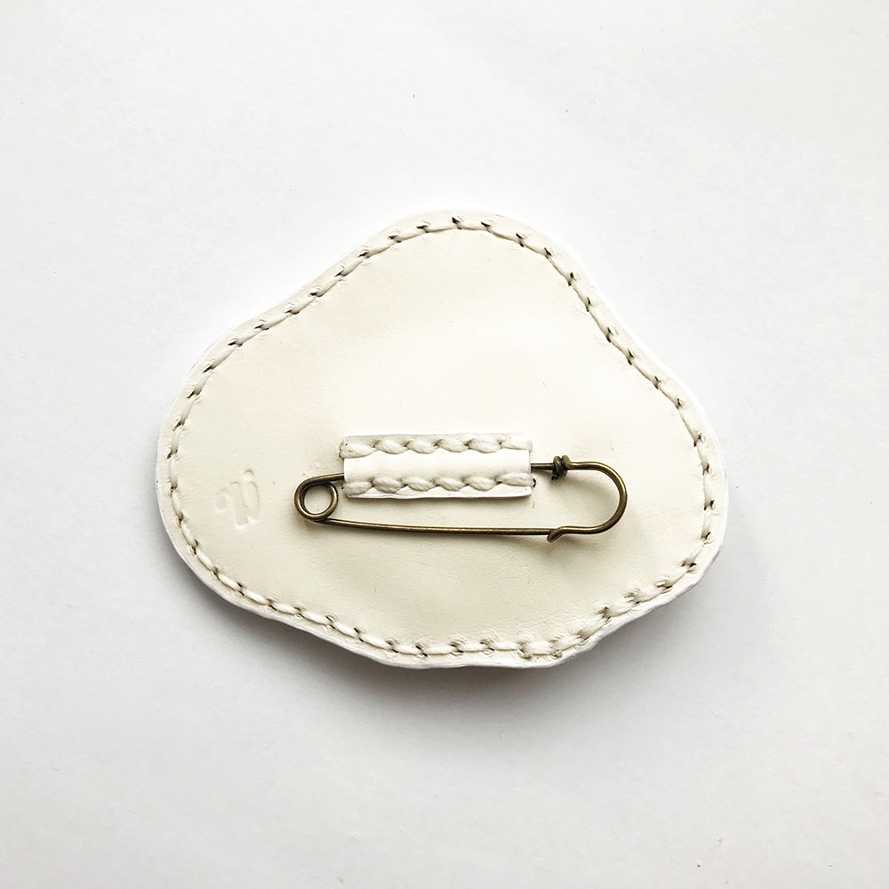 めだまやきの革ブローチ