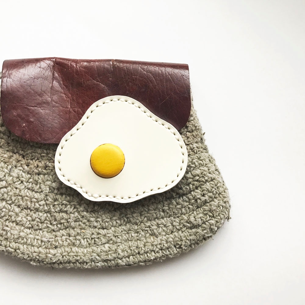 めだまやきの革ブローチ