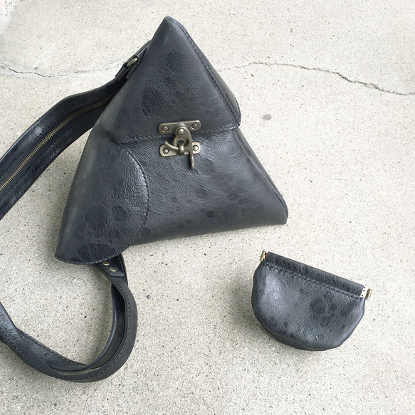 黑幾何花紋彈簧口金小包（內有隔層・附口袋） 第1張的照片