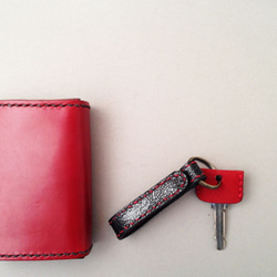 手縫いステッチキーベルト　黒ペイズリーと赤 1枚目の画像