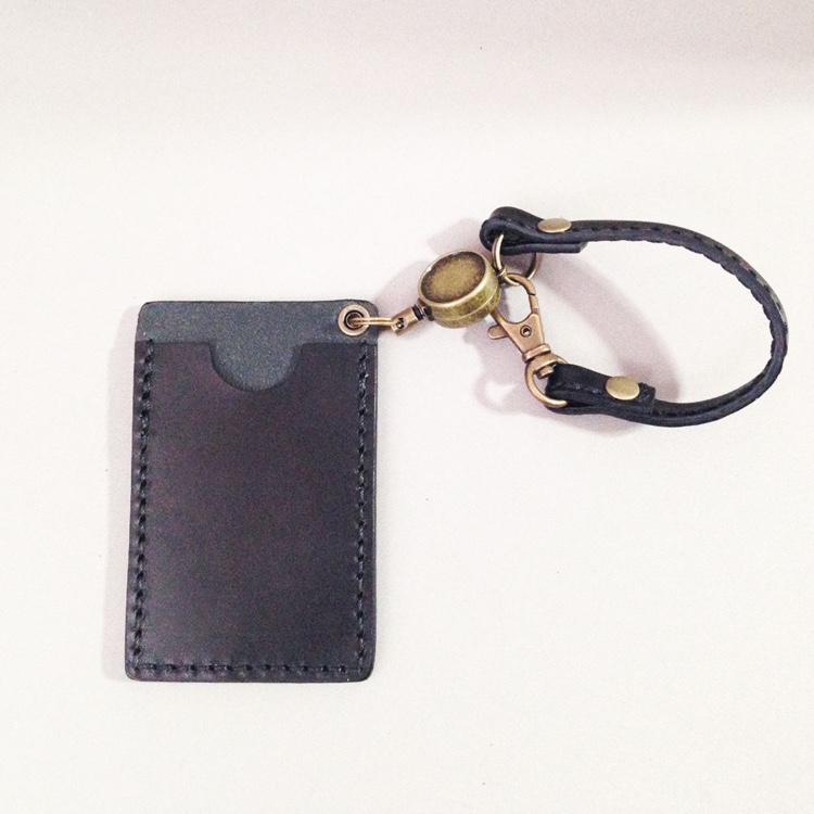 リールで伸びる、本革パスケース　黒 10,000円