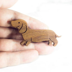 木製の刻まれたダックスフント犬ピン/バッジ 3枚目の画像