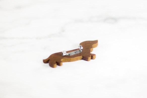 木製の刻まれたダックスフント犬ピン/バッジ 4枚目の画像