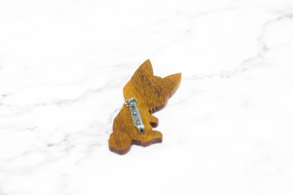 無垢木彫柴犬ピン/バッジ 2枚目の画像
