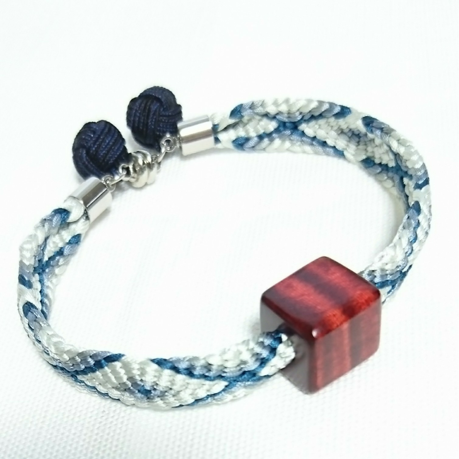 【組紐(くみひも)】#青いグラデーションに朱# 正絹ブレスレット ＃川連塗り#ゆらゆら #軽い