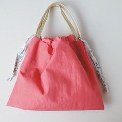 絞れる巾着型ナイロンバッグ(ピンク) 1枚目の画像