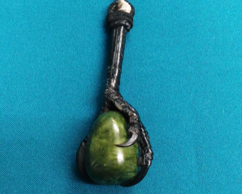 カラス。 足。 ダークグリーンの翡翠ペンダントネックレス ネックレス