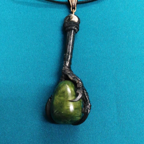 カラス。 足。 ダークグリーンの翡翠ペンダントネックレス