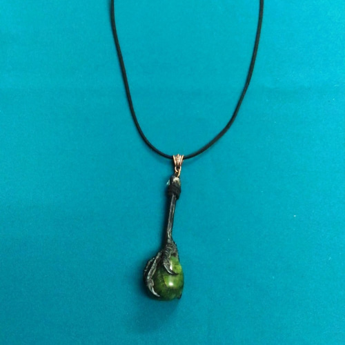 カラス。 足。 ダークグリーンの翡翠ペンダントネックレス