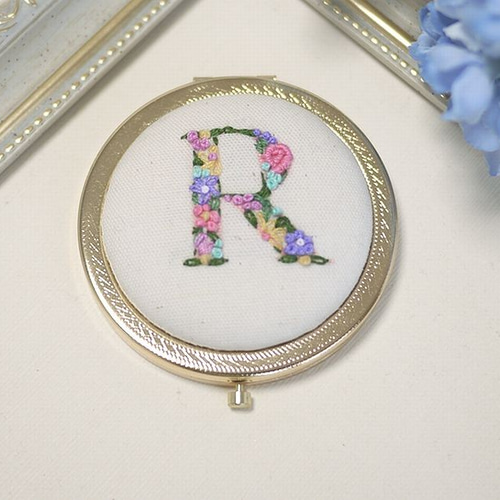 受注製作・花文字・イニシャル刺繍のコンパクトミラー（R） 手鏡