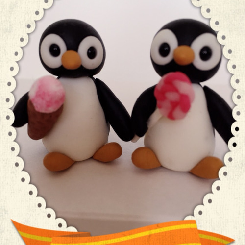 【数々のアワードを受賞】 ☆ キャンディ・アイスクリームを持った仲良しペンギンちゃん 人形