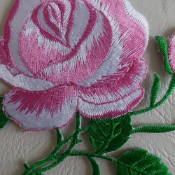 ピンク薔薇の刺繍ワッペン　2枚セット 2枚目の画像