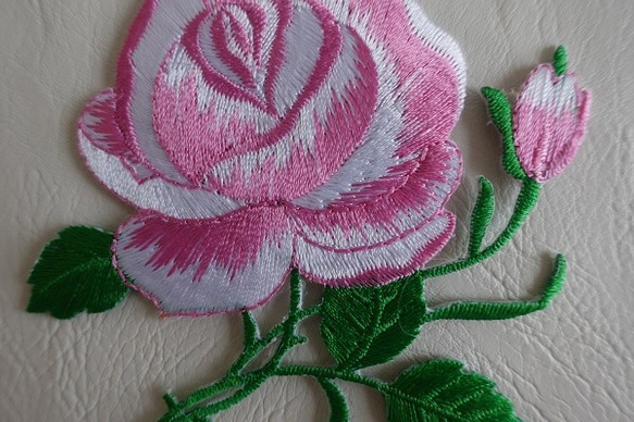 ピンク薔薇の刺繍ワッペン　2枚セット 2枚目の画像