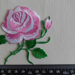 ピンク薔薇の刺繍ワッペン　2枚セット 3枚目の画像