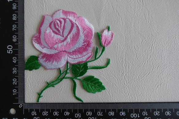 ピンク薔薇の刺繍ワッペン　2枚セット 3枚目の画像