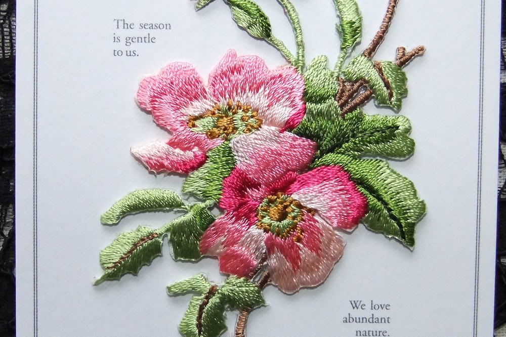 ケティのお花とリボンの刺繍とワッペンが可愛いスリット入りロングスカートです。