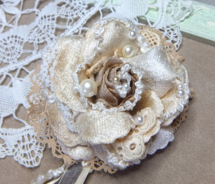 ２way コサージュ＆ヘッドドレス　 タッセル付 アンティークローズ ☆*:.　ベージュ