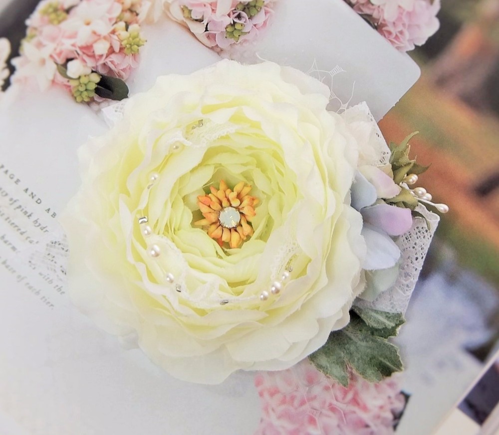 エルザの花飾り☆ラナンキュラスとあじさいのコサージュ☆*:.ピュアホワイト