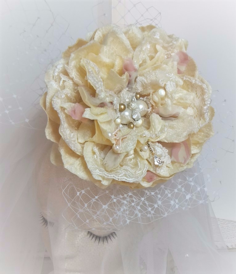 マグノリアのコサージュ＆ヘッドドレス （ベルベット） ☆*:.　アイボリー