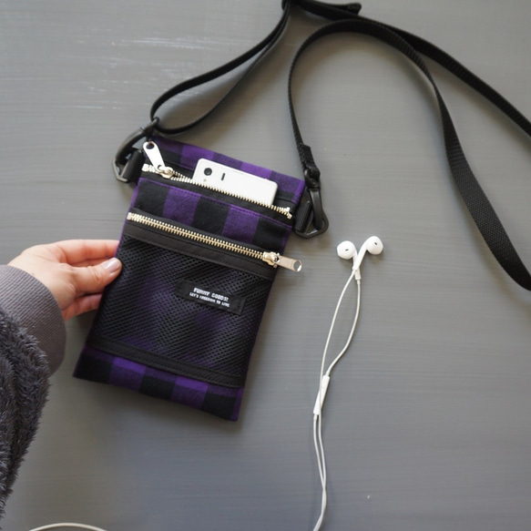 肩帶可供選擇！紫色格紋直立式迷你智慧型手機包 第5張的照片