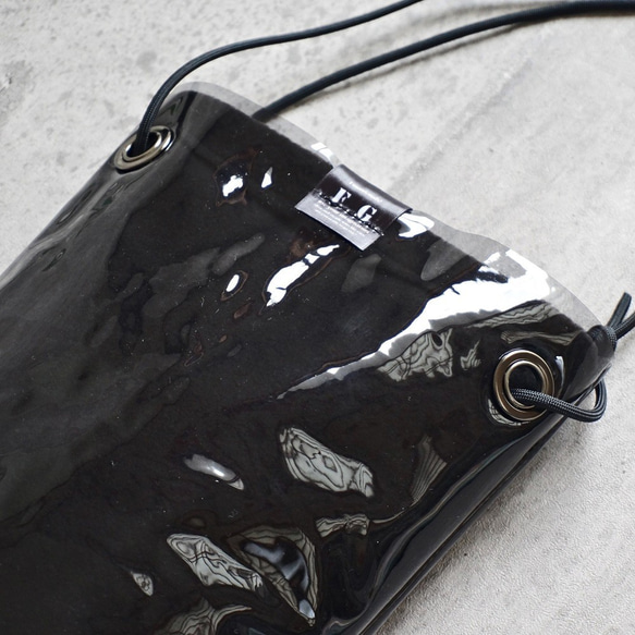 雨の日のお出かけが楽しくなる PVCクリアバッグ（異素材MIX）ブラック 2枚目の画像