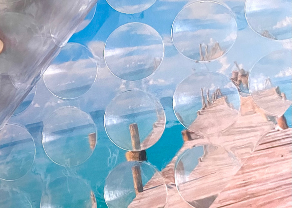 ちょっと不思議な世界。大きな水玉のPVC透明ポーチ 3枚目の画像