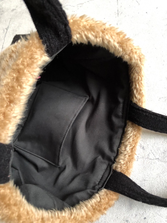 Aran 針織手提包，有蓬鬆口袋（貴賓犬毛） 第3張的照片