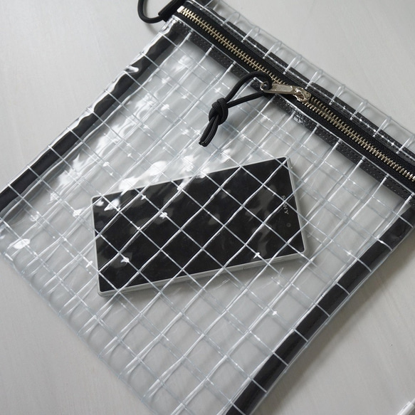 【Msize】チェック柄の透明ビニールバッグ　PVCサコッシュバッグ（BLACK） 5枚目の画像