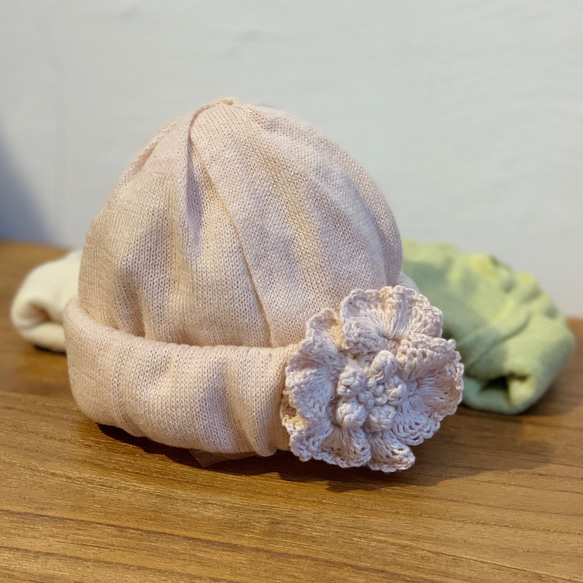 【受注生産】ベビーニット帽 オーガニックコットン100%  手編み(かぎ針) お花モチーフ付き 1枚目の画像