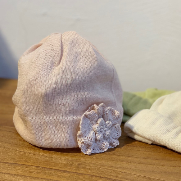 【受注生産】ベビーニット帽 オーガニックコットン100%  手編み(かぎ針) お花モチーフ付き 2枚目の画像