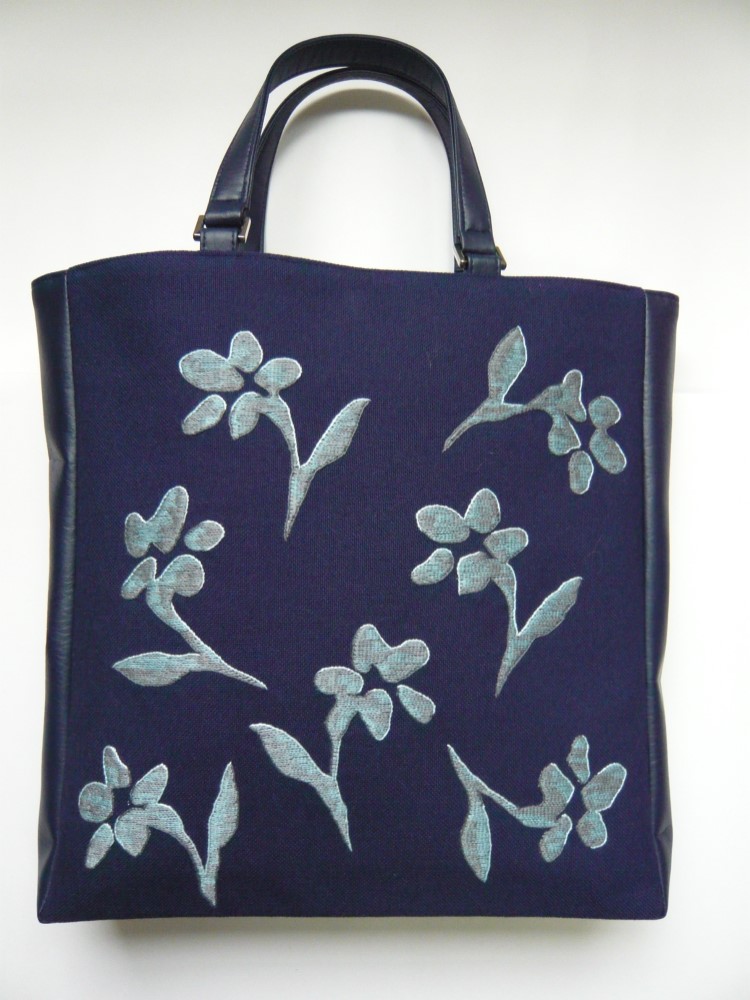 花の手刺繍トートバッグ（紺）