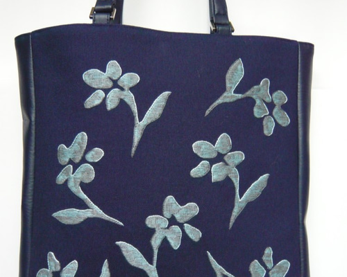 花の手刺繍トートバッグ（紺） トートバッグ c-coco-a 通販