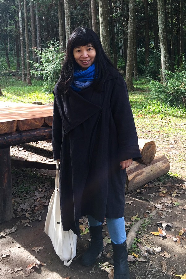 黒の2層大襟リネントレンチコート