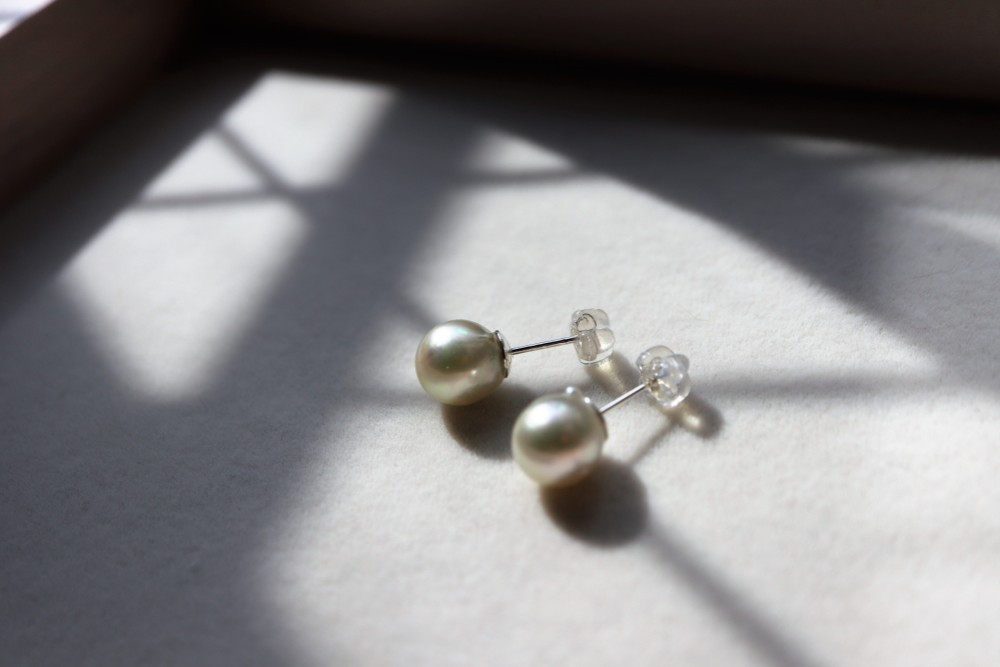 あこやバロックパールのスタッドピアス