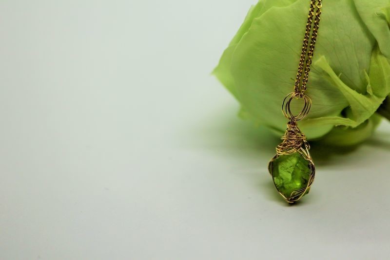 宝石質ペリゾット原石のペンダント