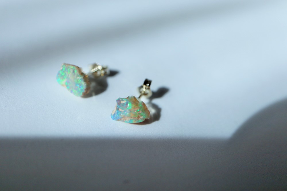 ちかな☺︎ 1点作品☆ 大粒原石ホワイトオパールピアス オパール原石のピアス ピアス（スタッド・一粒） nekonome