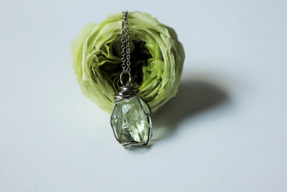 宝石質グリーンアメジスト（プラシオライト）原石のペンダント