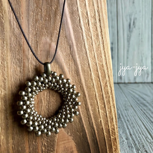 【新色】circle beads necklace - 燻しシルバー　Φ4.8cm 3枚目の画像