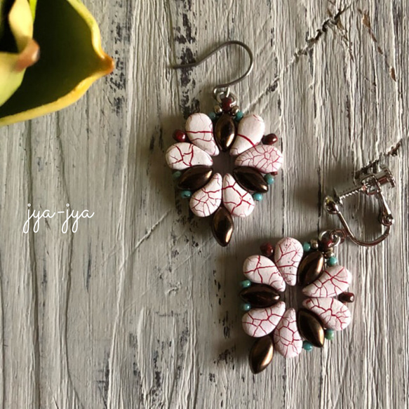 beads earrings - ペイズリーホワイト 1枚目の画像