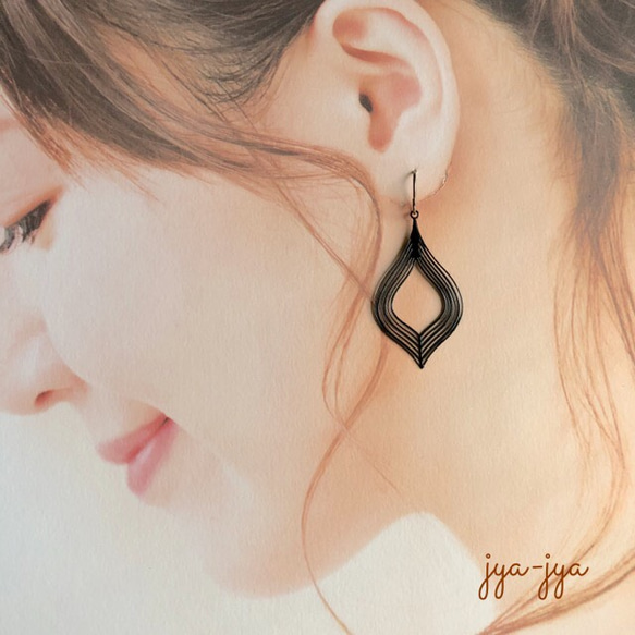 【残1】metal light earrings ＊ black 3枚目の画像