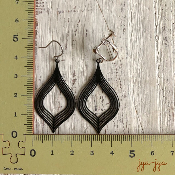 【残1】metal light earrings ＊ black 4枚目の画像