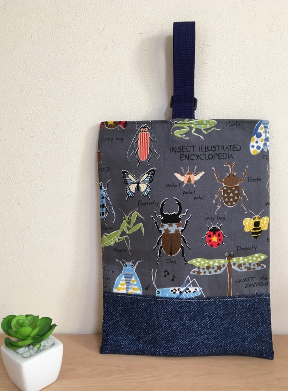 持ち手付き巾着袋  上靴入れ   昆虫図鑑柄×ブラック 持ち手付き巾着袋 上靴入れ グレー昆虫図鑑柄×ブラック