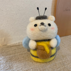 蜂蜜を持ったミツバチくまちゃん ⸜❁⃘⸝‍ 2枚目の画像