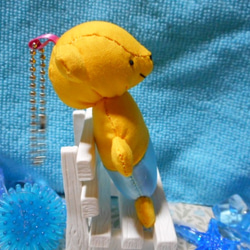 (値下げしました)海パン黄くまのキーホルダー(みずいろ) 4枚目の画像