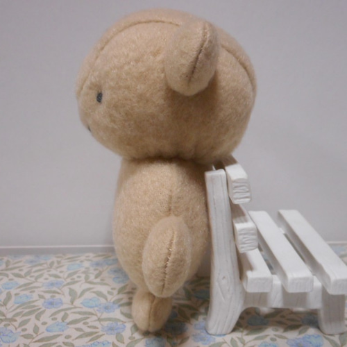 手のひらサイズのアイボリーくまのぬいぐるみ ぬいぐるみ kabebe