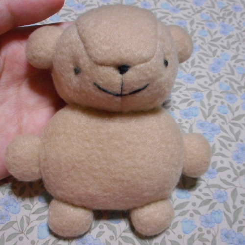 手のひらサイズのアイボリーくまのぬいぐるみ ぬいぐるみ kabebe