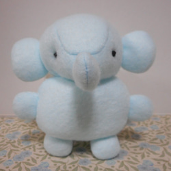 手のひらサイズの水色ぞうのぬいぐるみ ぬいぐるみ kabebe 通販