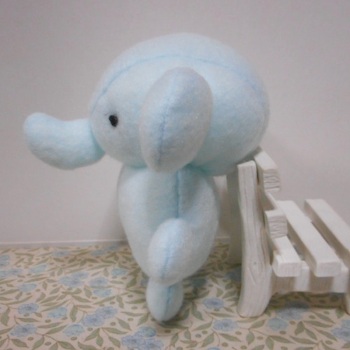 手のひらサイズの水色ぞうのぬいぐるみ ぬいぐるみ kabebe 通販