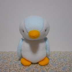 手のひらサイズのうす水色ぺんぎんのぬいぐるみ ぬいぐるみ kabebe