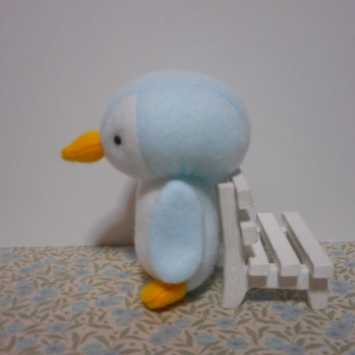 手のひらサイズのうす水色ぺんぎんのぬいぐるみ ぬいぐるみ kabebe